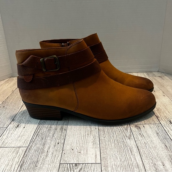 Clarks Addiy Cora tan Brown nubuck ankle Boots Distressed  strap buckle 8.5M Zip - Picture 2 of 13